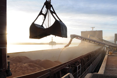 Перевалка пеллет на судно в Канаде/Источник: Canadian biomass
